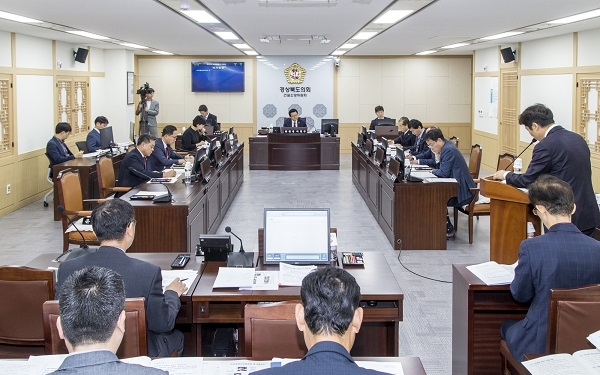 경북도의회 지진대책특별위원회가 1일 도민의 안전을 위한 본격적인 의정 활동을 개시했다.