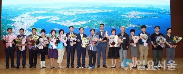 허성무 창원시장, 표창 수여식 후 기념촬영