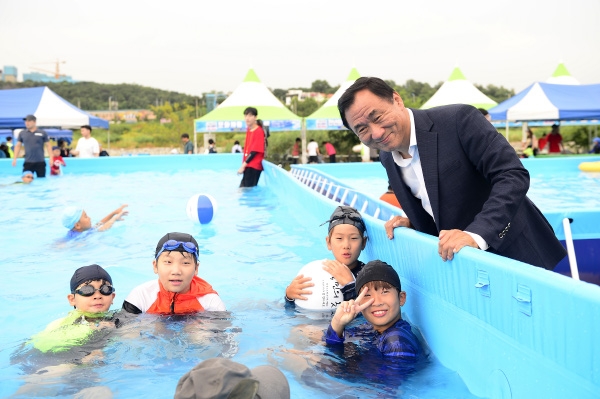 '미래의 등불' 어린이들과의 달달한 미소행보에 나선 고남석 구청장