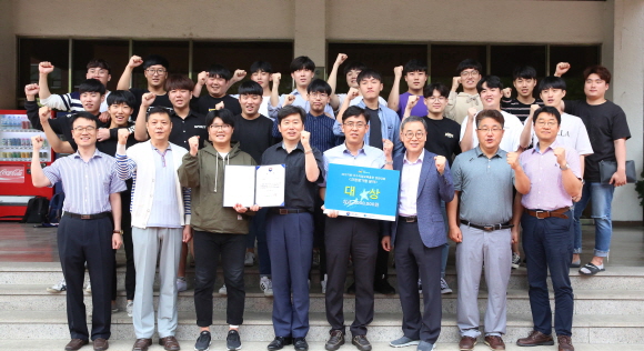 ‘2018년도 NCS기반 우수 직업교육훈련 경진대회’에서 과정평가형자격 분야 대상인 고용노동부장관상을 수상한 영진전문대학교 컴퓨터응용기계계열 교수와 재학생들이 수상을 기뻐하며 파이팅을 외치는 모습. 사진제공=영진전문대