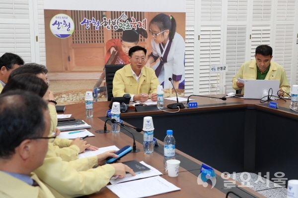 산청군 태풍 콩레이 대비 상황판단회의 주재 한 박정준 부군수 @ 산청군 제공