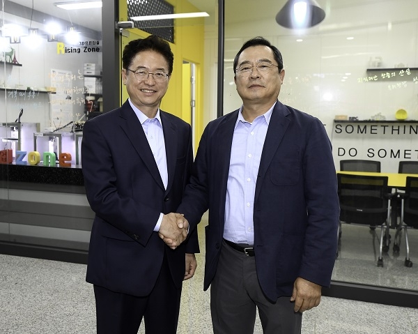 이철우 도지사(왼쪽)와 구자열LS그룹 회장이 악수를 하고 있다.