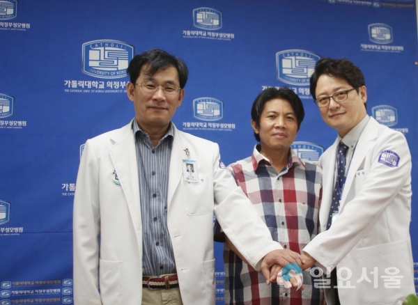 (사진: 좌 혈관중재외과 김지일 교수, 중 신장이식수술 수혜자 쏘니, 우 신장내과 김영수 교수)