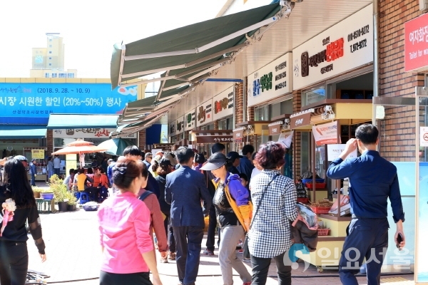 산청한방약초축제 약초시장 둘러보는 관람객들 @ 산청군 제공