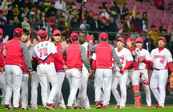 10일 한화를 6-1로 꺽은 KIA 선수들이 경기 후 하이파이브를 하고 있다. [뉴시스]