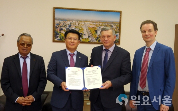 영남대가 NSTU와 MOU 체결을 하고 기념사진을 찍고 있다 (왼쪽부터 NSTU 에브게니 교수, 영남대 허창덕 대외협력처장, NSTU 바타예프 총장, 네크라소프 국제교류부총장). 사진제공=영남대