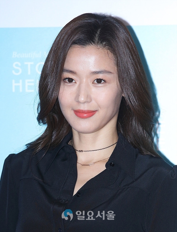 스톤헨지 행사에 참석한 전지현
