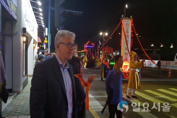 진주시 글로벌 축제도시 위상 드높여(샘히네디 노테베라사장) @ 진주시 제공