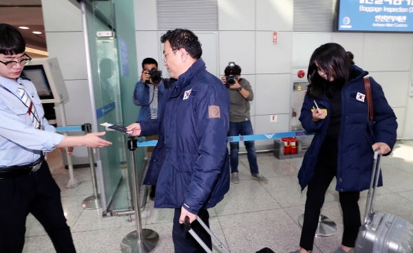 네팔 히말라야 원정 등반 중 참변을 당한 한국 산악인 5명의 시신을 국내로 이송하기 위해 외교부 신속대응팀이 15일 오후 인천공항을 통해 현지로 출국하고 있다. [뉴시스]