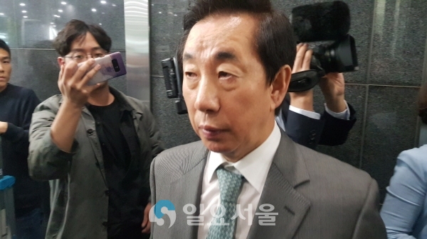 자유한국당 김성태 원내대표가 기자회견 진행을 위해 서울시청 내로 들어오고 있다.