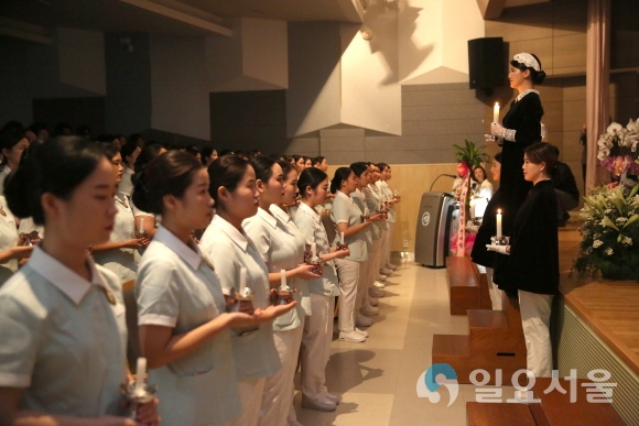 영진전문대학교 간호학과는 24일 오후 대학 도서관 시청각실에서 제32회 나이팅게일 선서식을 개최했다. 사진은 나이팅게일 선서에 나선 이 대학 예비간호사 2학년생들. 사진제공=영진전문대학교