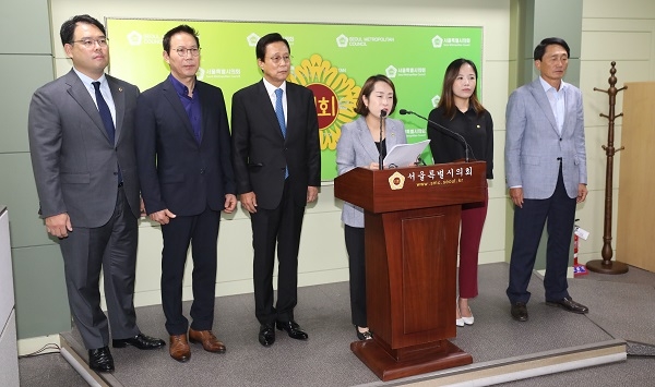 릴레이 시위에 동참하는 서울시의회 자유한국당 의원들. 왼쪽부터 이성배, 성중기, 김진수, 김소양, 여명, 이석주 시의원. [뉴시스]