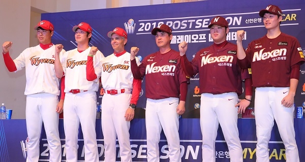 2018 프로야구 포스트시즌 플레이오프 경기를 하루 앞둔 26일 오후 인천 미추홀구 그랜드 오스티엄에서 열린 미디어 데이 행사에 참석한 SK 와이번스 한동민(왼쪽부터), 박종훈, 트레이 힐만 감독과 넥센 히어로즈 장정석 감독, 한현희, 임병욱이 파이팅 포즈를 취하고 있다. [뉴시스]