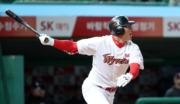 27일 오후 인천 SK행복드림구장에서 열린 2018 KBO 포스트시즌 플레이오프 SK 와이번스와 넥센 히어로즈의 1차전 경기, 9회말 1사 1루에서 SK 박정권이 중견수 뒤 끝내기 투런 홈런을 날리고 있다. [뉴시스]
