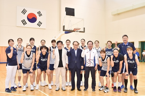 이병완 WKBL(한국여자농구연맹) 총재가 20일 충북 진천 국가대표 선수촌을 방문해 2018 자카르타-팔렘방 아시안게임 여자 농구 국가대표팀을 격려했다. [뉴시스]