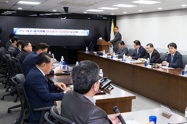 지역화폐에 대한 설명을 하고 있는 이재현 구청장