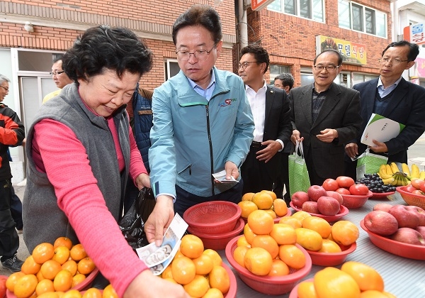 이철우 도지가사 태풍 피해지역 영덕 강구시장을 찾아 장보기를 하고 있다.