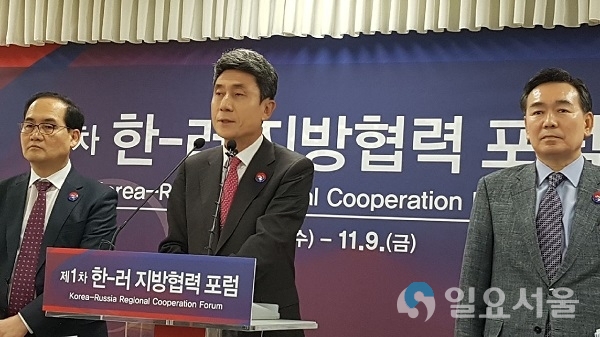 이강덕 포항시장이 다음달 7일부터 개최되는 ‘제1차 한-러 지방협력포럼’에 대한 브리핑을 하고 있다.