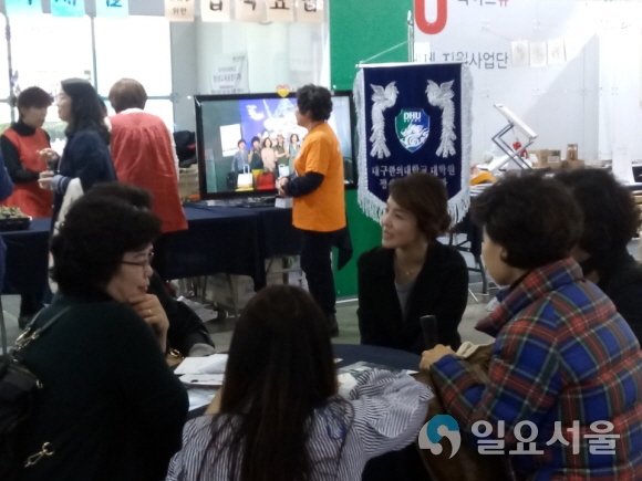 평생교육융합학과 김진숙 학과장이 성인학습자들을 대상으로 개별 상담을 진행하고 있다. 사진제공=대구한의대