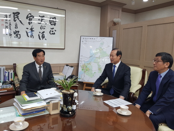 정창근 대구경북병무청장(가운데)과 최영조 경산시장(왼쪽)이 환담하고 있다. 사진제공=대구경북병무청