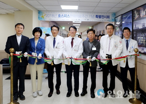 송광순 동산병원장(사진 오른쪽에서 4번째), 권기영 동산병원 호스피스실장(사진 오른쪽에서 두 번째). 사진제공=계명대 동산병원
