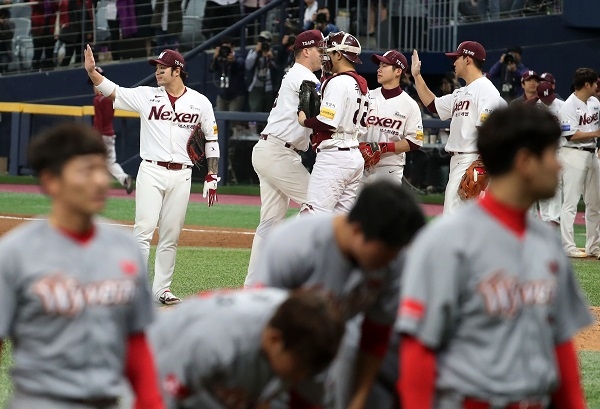 31일 오후 고척 스카이돔에서 열린 2018 KBO 플레이오프 4차전 넥센 히어로즈와 SK 와이번스의 경기. 4대2 승리를 차지한 넥센 선수들이 기뻐하고 있다. [뉴시스]