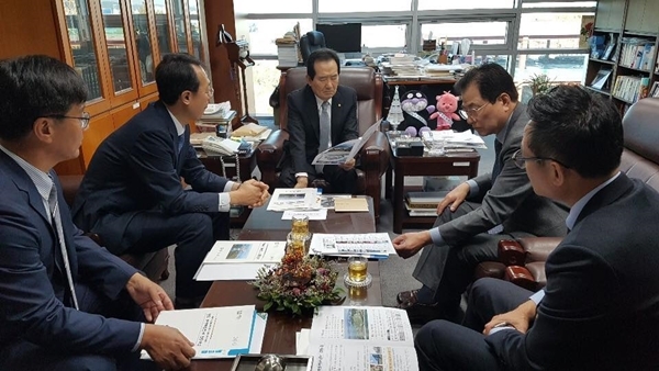 신우철 완도군수가, 내년도 국고 확보를 위해 -정세균 의원과 면담하고있다