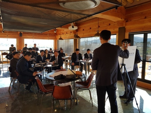 경북도의회 정책연구위원들이 황리단길을 방문해 거리 활성화 방안에 대한 설명을 듣고 있다.