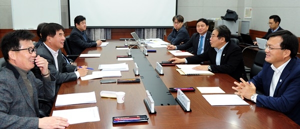광주광역시는 2일 북구 광주과학기술진흥원에서 투자유치추진단 회의를 열어 투자협약서(안)에 관한 법률 검토를 포함해 깊이 있는 논의를 진행하고, 아울러 신설 법인의 지속가능성 등에 관해 다양한 의견을 나눴다.(사진제공=광주광역시)