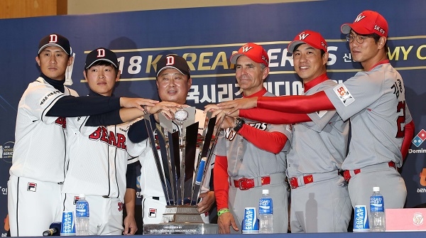 3일 오후 한국시리즈 미디어데이에서 두산, SK 감독들과 선수들이 포토타임을 갖고 있다. [뉴시스]