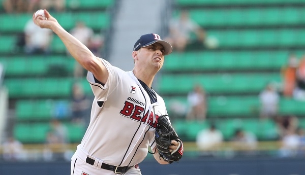 8일 오후 잠실야구장에서 열린 2018 KBO 리그 두산 베어스와 한화 이글스의 경기, 1회초 두산 선발투수 후랭코프가 역투하고 있다. [뉴시스]