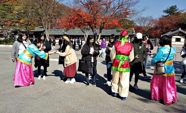 사적관리과 공무환경미화원들이 경주시를 홍보하는 팸플릿을 나눠 주고 있다.