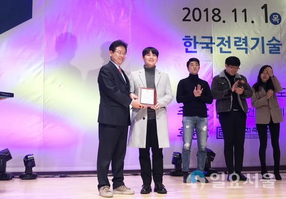 이철우 도지사로부터 대상을 수여받는 김정환 씨. 사진=경일대