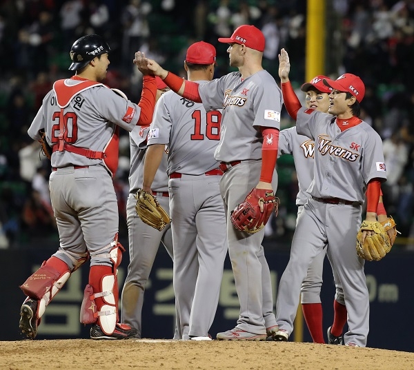 4일 오후 서울 잠실야구장에서 열린 2018 KBO 한국시리즈 1차전 SK 와이번스 대 두산 베어스의 경기, SK가 두산에게 7대3으로 승리 후 선수들이 기쁨을 나누고 있다. [뉴시스]