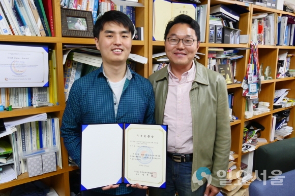 왼쪽 서명찬 학생, 오른쪽 정규만 교수. 사진제공=대구대