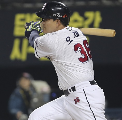 5일 오후 서울 잠실야구장에서 열린 2018 KBO 한국시리즈 2차전 SK 와이번스 대 두산 베어스의 경기. 3회말 주자없는 상황 두산 오재일이 안타를 치고 있다. [뉴시스]