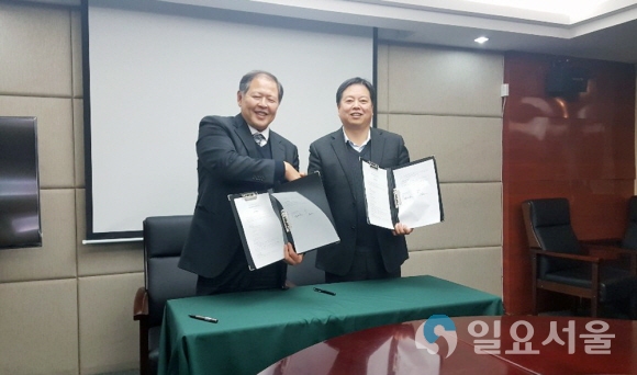 지난 1일 대구대 방문단이 길림성경제관리간부학원과 양해각서(MOU)를 체결한 후 기념사진을 찍고 있다.(왼쪽 이근용 대구대 부총장, 오른쪽 호백용(胡伯龙) 길림성경제관리간부학원 부총장). 사진=대구대