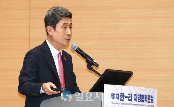 이강덕 포항시장이 8일 지방정부 세션에서 발표를 하고 있다.