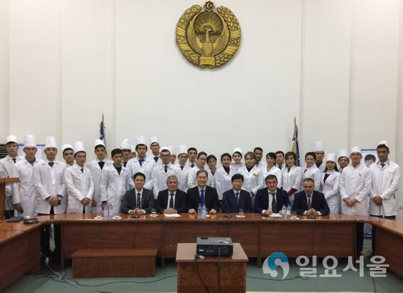 마스터 클래스 관계자와 안디잔 국립의대 학생들이 단체사진을 찍고 있다. 사진=계명대 동산병원