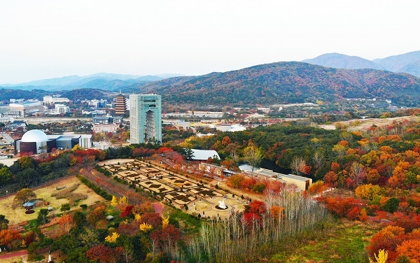 영호남 수묵화 교류전이 열리는 경주세계문화엑스포내 경주솔거미술관 전경.