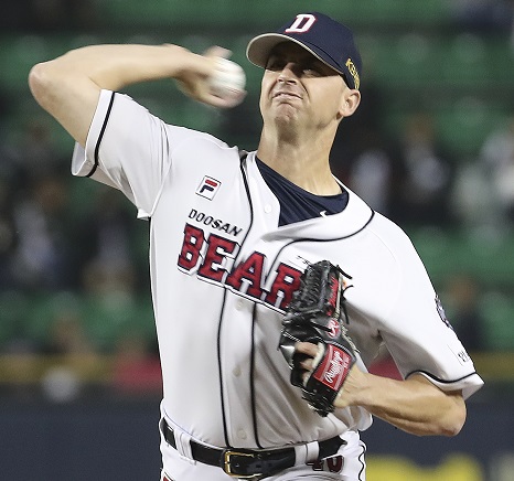 지난 5일 오후 서울 잠실야구장에서 열린 2018 KBO 한국시리즈 2차전 SK 와이번스 대 두산 베어스의 경기. 1회초 두산 선발 후랭코프가 역투하고 있다. [뉴시스]