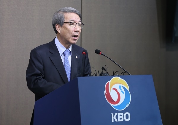 정운찬 KBO 총재가 12일 오전 서울 강남구 KBO에서 아시안게임 당시 병역 면제 등으로 불거진 논란 관련 기자회견을 하고 있다. [뉴시스]