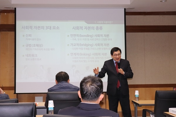 주낙영 경주시장이 지난 14일 동국대 경영대학원에서 특강을 하고 있다.