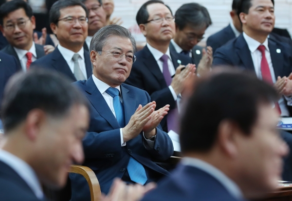 문재인 대통령이 지난 9일 서울 삼성동 코엑스 별마당도서관에서 열린 공정경제 전략회의에서 공정경제 성과 및 향후계획 발표에 박수 보내고 있다. 사진=뉴시스