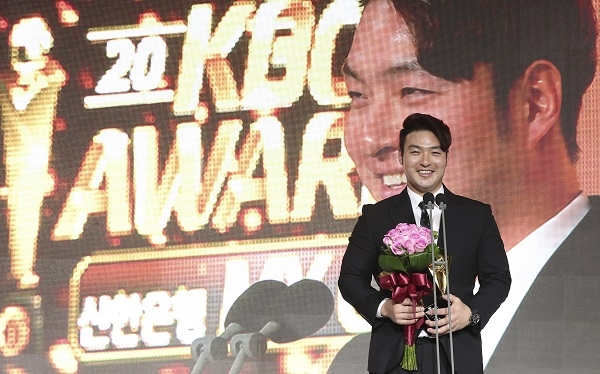 19일 오후 서울 강남구 르메르디앙 서울에서 열린 '2018 KBO 시상식'에서 타자부문 장타율상·출루율상을 수상한 넥센 박병호가 소감을 밝히고 있다. [뉴시스]