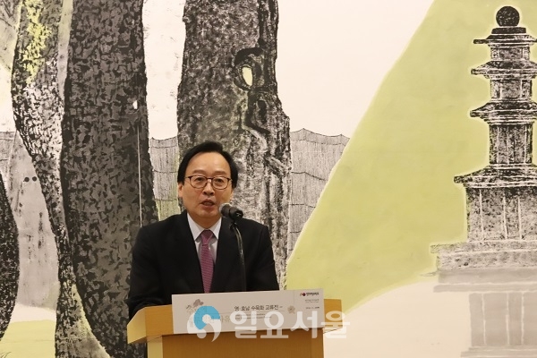 이두환 엑스포사무총장이 20일 솔거미술관 상설전시실에서 ‘영호남 수묵화 교류전-수묵에 투영된 사유’개막식에 인사말을 하고 있다.
