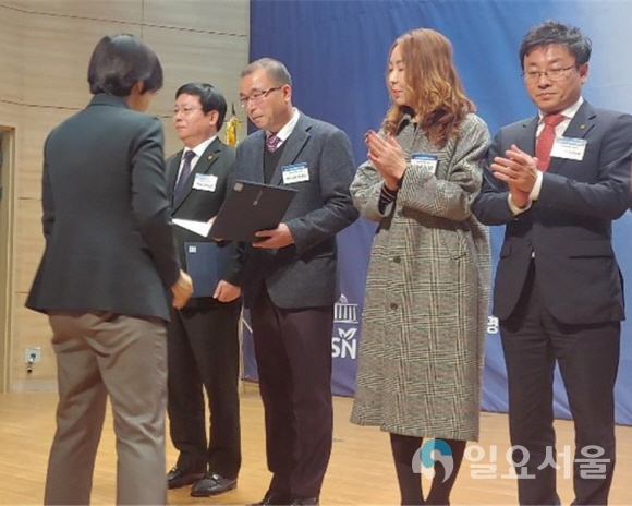 20일 국회의원회관에서 열린 ‘2018 전국사회복지나눔대회’에서 김장철 코레일 시나브로봉사회장이 보건복지부장관 표창을 받고 있다. 사진=코레일 대구본부