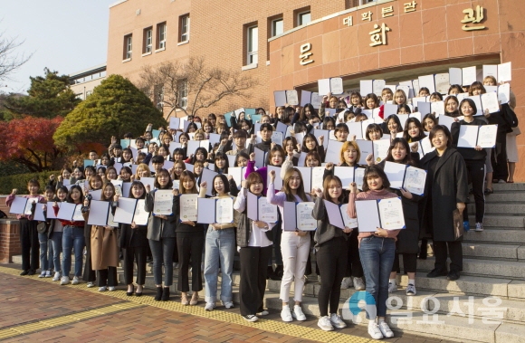 ‘제32회 대구광역시장배 미용경기대회 & K-뷰티페스티벌’에서 114명 전원 수상한         학생들이 상장과 트로피, 메달을 보이며 즐거워하고 있다. 사진=계명문화대