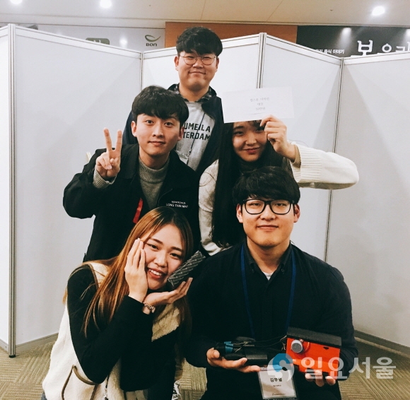 한국재활복지공학회 학부생 논문 및 디자인 경연대회에서 대상을 수상한 대구대 재활공학과 학생들. 사진=대구대