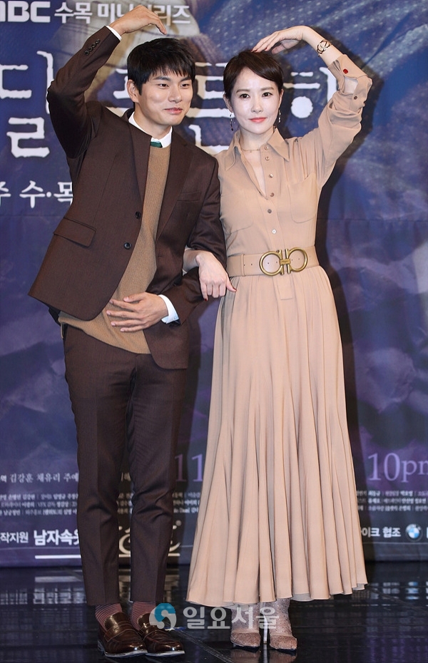 드라마 붉은 달 푸른 해 제작발표회에 참석한 이이경-김선아